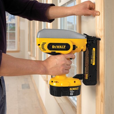 DeWALT DCN680D2 Aku dokončovacia klincovačka 18 V, 2 Ah