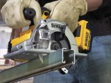 DeWALT DCS373NT Aku okružná pila na kov 18 V, bez akumulátora