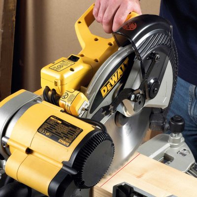 DeWALT D27107XPS Stolová, kapovacia a pokosová píla 305 mm