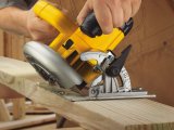 DeWALT DWS520KTR Ponorná okružná píla 59 mm s vodiacou lištou