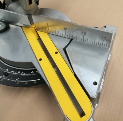 DeWALT DWS771 Pokosová píla 216 mm s XPS