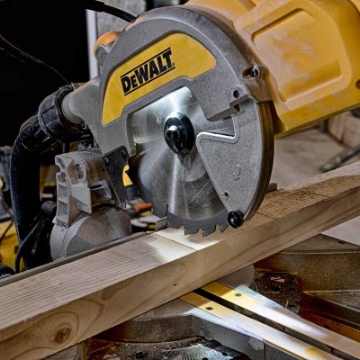 DeWALT DWS777 Pokosová píla 216 mm s XPS