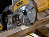 DeWALT DWS777 Pokosová píla 216 mm s XPS