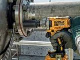 DeWALT DCF896NT Bezuhlíkový rázový uťahovač 18 V XR s funkciou pre rezanie závitov
