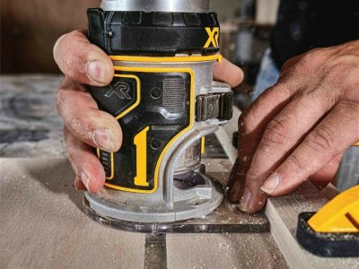 DeWALT DCW604NT Aku kombinovaná frézka horná bezuhlíková 18 V XR, 8 mm