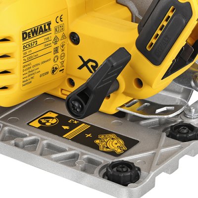 DeWALT DCS572NT Aku kotúčová píla so základňou pre lištu 184 mm, 18 V