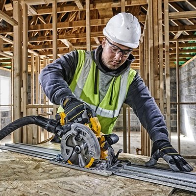 DeWALT DCS572NT Aku kotúčová píla so základňou pre lištu 184 mm, 18 V