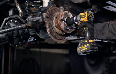 DeWALT DCF923P2G Aku rázový uťahovač 3/8" XR 18 V, 5 Ah