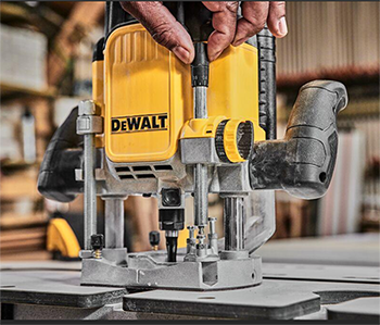 DeWALT DWE625 Vrchná frézka s reguláciou otáčok, 2300 W