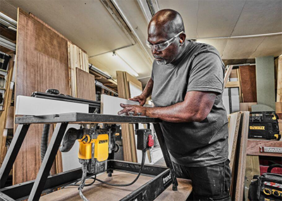 DeWALT DWE627KT Vrchná frézka s plynulou reguláciou otáčok, 2300 W